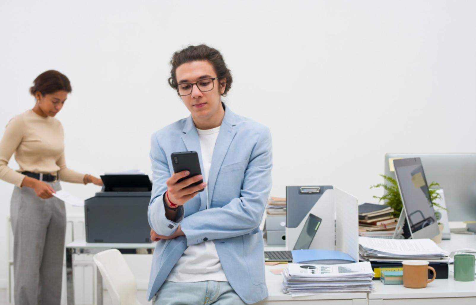 Analyse financière en équipe avec documents et ordinateurs